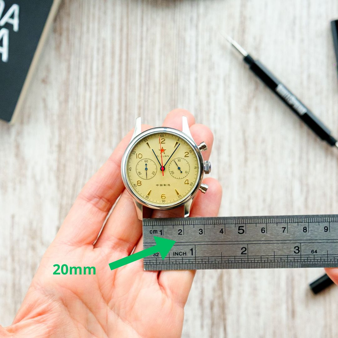 Medir com uma régua o relógio para saber qual o tamanho da bracelete. 