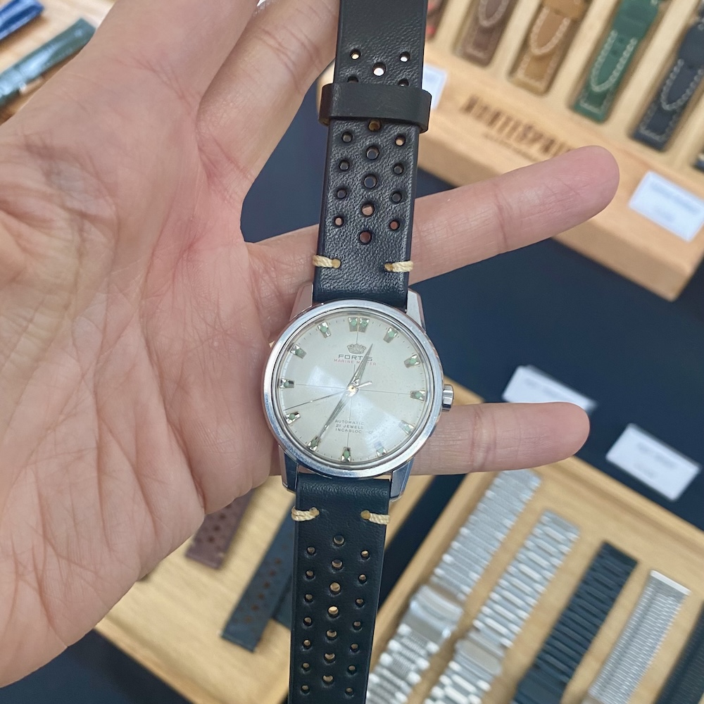 Pulso de cliente a mostrar relógio com uma nova bracelete universal estilo racing cor preta da nortespring