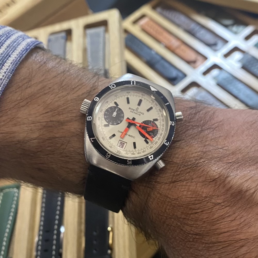 Pulso de cliente a mostrar relógio com uma nova bracelete universal de cor preta da nortespring