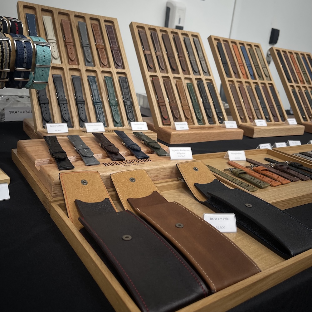 Mesa de exposição NorteSpring na Feira de Relógios vintage em Lisboa a destacar Bolsas em Pele para guardar relógios.