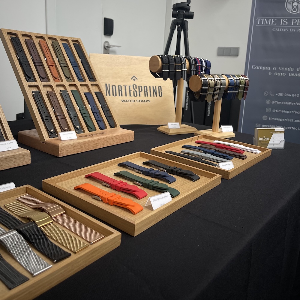 Mesa de exposição NorteSpring na Feira de Relógios vintage em Lisboa destaque para braceletes em borracha.