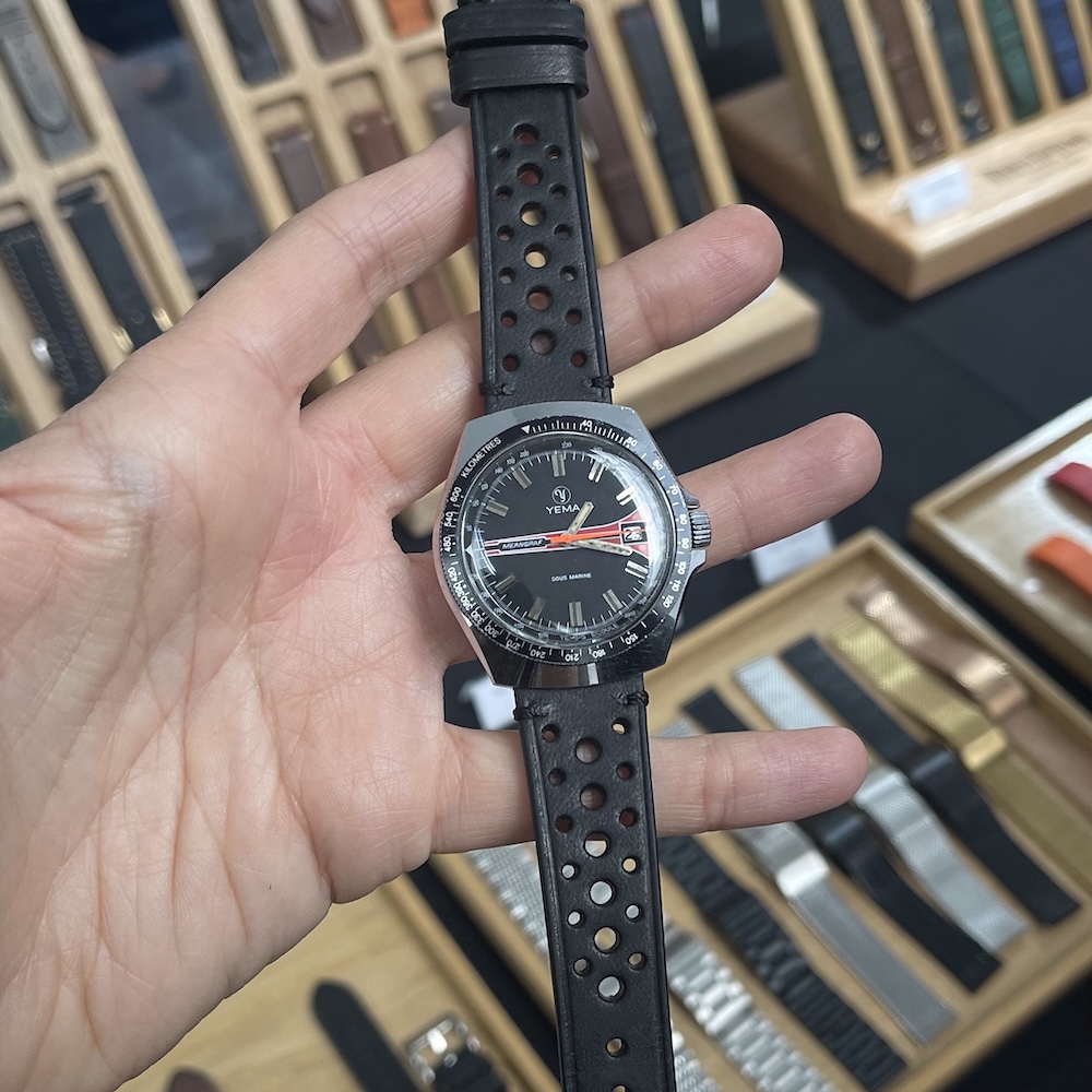 Pulso de cliente a mostrar relógio com uma nova bracelete universal de cor preta estilo racing em pele da nortespring