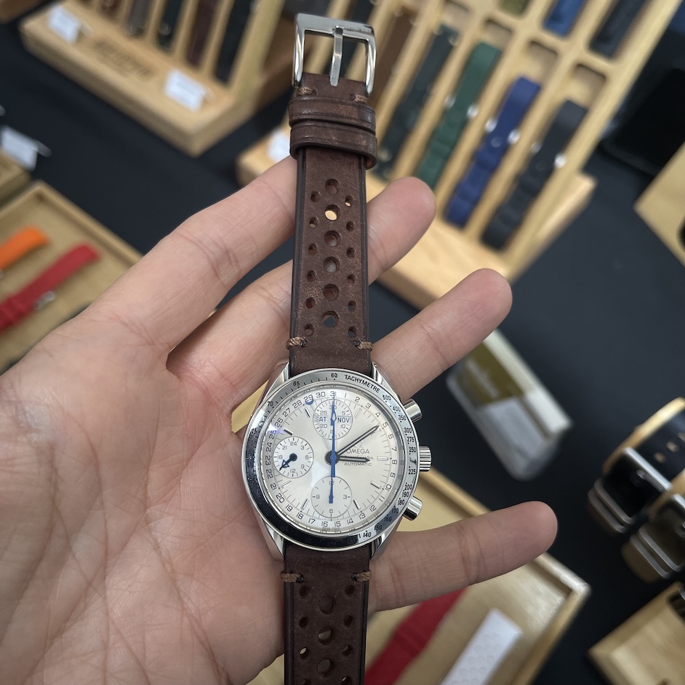 Pulso de cliente a mostrar relógio com uma nova bracelete universal de cor castanha estilo racing em pele da nortespring