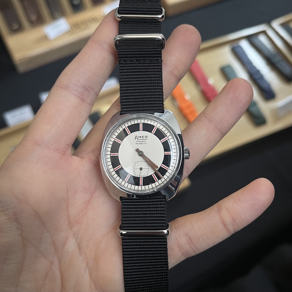 Pulso de cliente a mostrar relógio com uma nova bracelete universal de cor preta, estilo nato da nortespring