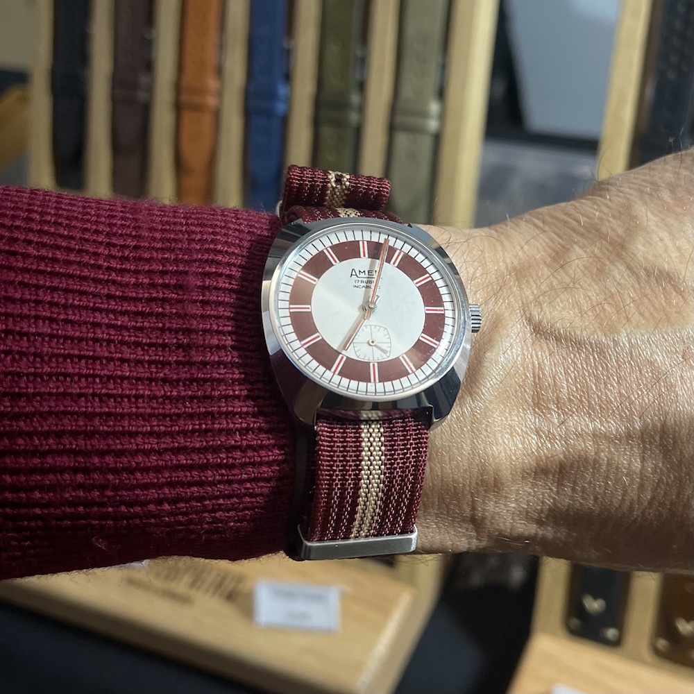 Pulso de cliente a mostrar relógio com uma nova bracelete universal estilo nato da nortespring